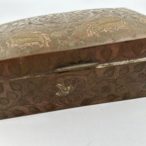 Vintage Beautiful White Floral Etched Brass Trinket Jewelry Box*Wood Lined - Picture 12 of 15